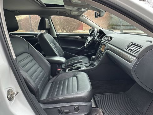Used 2018 Volkswagen Passat 2.0T SEL Premium image 24