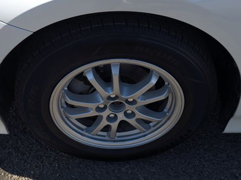 Used 2018 Toyota Prius Three image 7