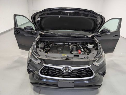 Used 2021 Toyota Highlander XLE AWD/4WD image 13