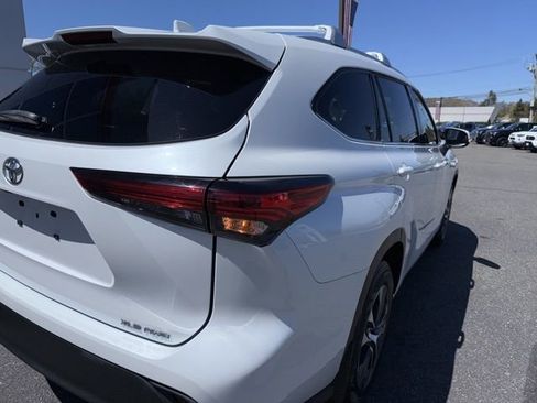 Used 2022 Toyota Highlander XLE AWD/4WD image 4