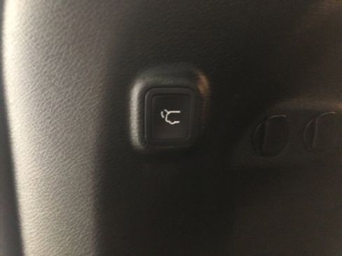 Used 2020 Jeep Cherokee Limited image 9