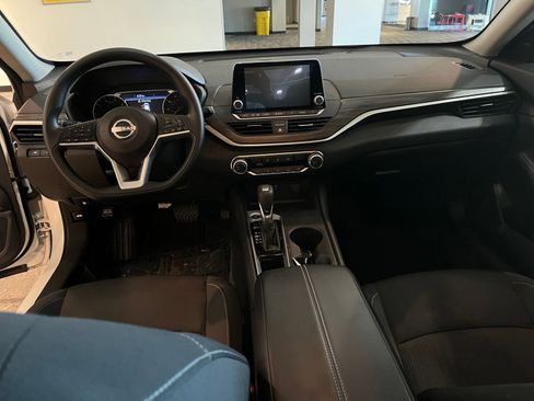 Used 2025 Nissan Altima 2.5 SV FWD image 32