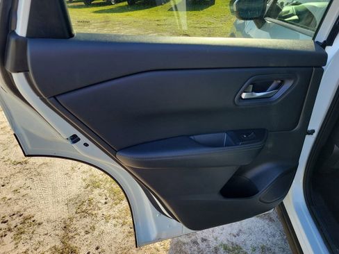 Used 2024 Nissan Rogue SV image 32