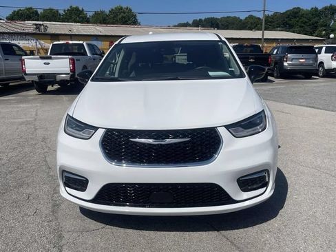 Used 2024 Chrysler Pacifica Touring-L FWD image 27