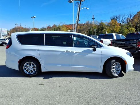 New 2026 Chrysler Voyager LX image 3