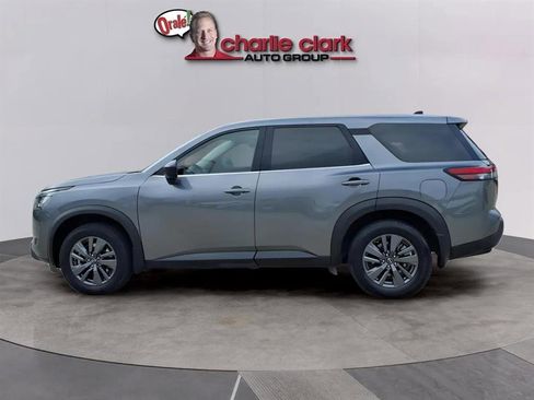 Used 2023 Nissan Pathfinder S image 2