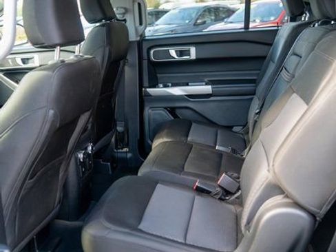 Used 2022 Ford Explorer XLT image 12