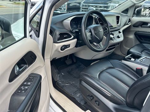 Used 2023 Chrysler Pacifica Touring-L FWD image 7