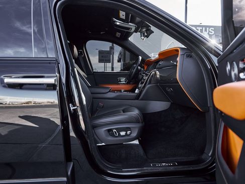 Used 2022 Rolls-Royce Cullinan Black Badge w/ Dark Exterior Package image 22