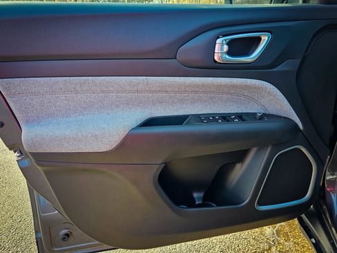 Certified 2024 Jeep Compass Latitude image 9