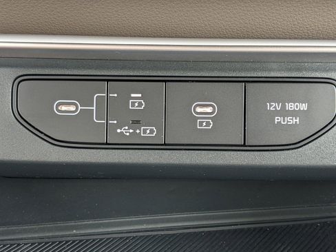 Used 2025 Kia Carnival image 24