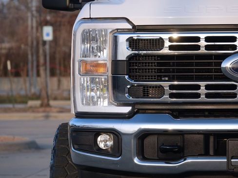 Used 2023 Ford F250 XLT w/ FX4 Off-Road Package image 5