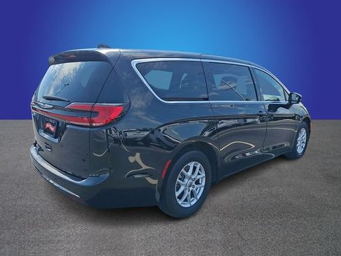 Used 2025 Chrysler Pacifica Select FWD image 4