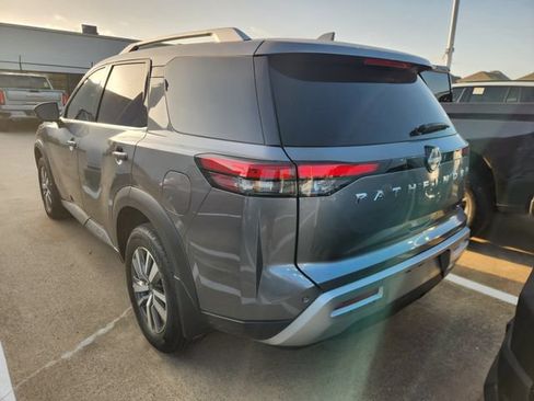 Used 2025 Nissan Pathfinder SL FWD image 4