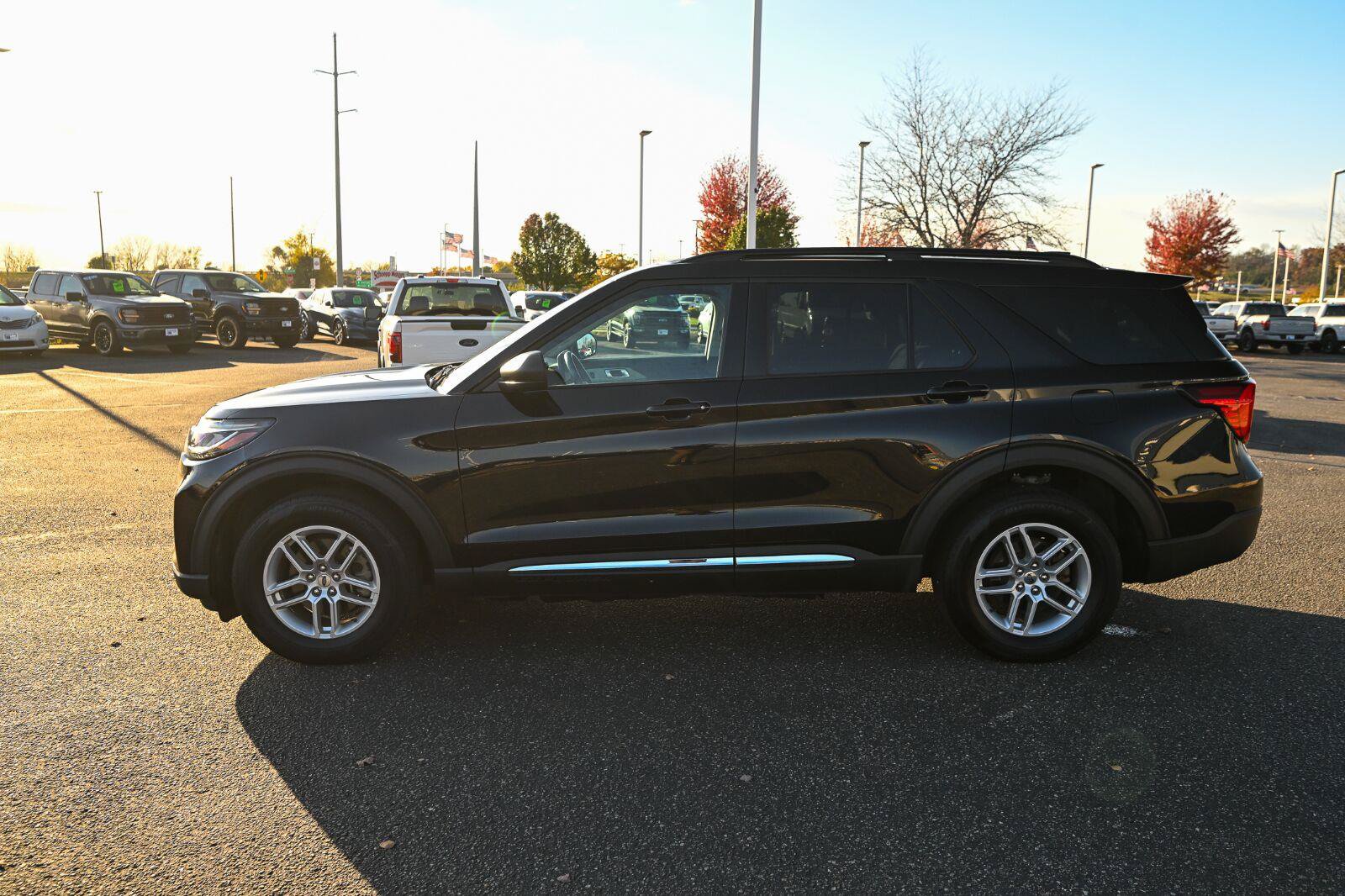 Used 2025 Ford Explorer Active AWD/4WD image 8