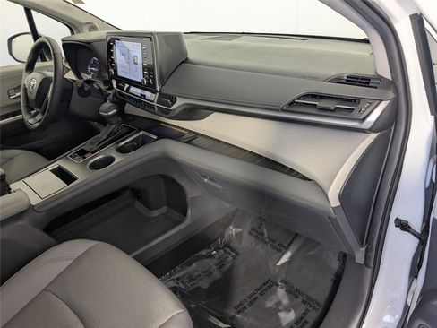 Used 2024 Toyota Sienna Limited image 43