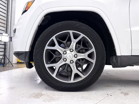 Used 2018 Jeep Grand Cherokee Limited AWD/4WD image 15