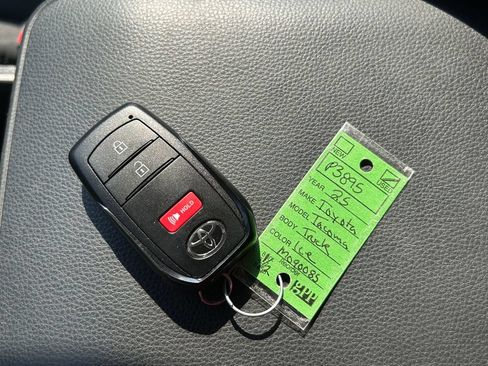 Used 2025 Toyota Tacoma SR5 AWD/4WD image 36