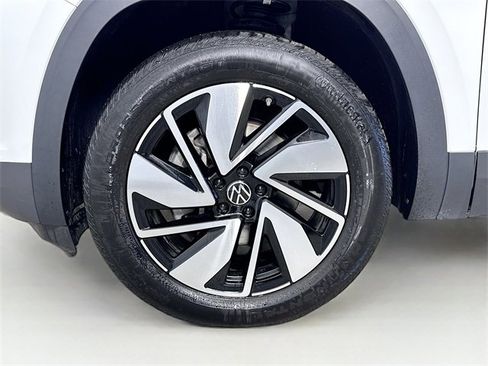 Used 2025 Volkswagen Atlas SE image 32