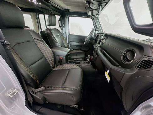 Used 2023 Jeep Wrangler Unlimited Sahara AWD/4WD image 30
