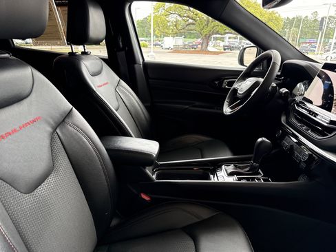 Used 2025 Jeep Compass Trailhawk image 30