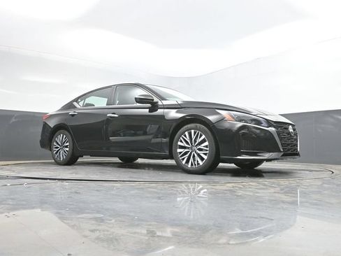 Used 2025 Nissan Altima 2.5 SV FWD image 47