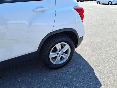 Used 2021 Chevrolet Trax LT w/ LT Convenience Package image 5