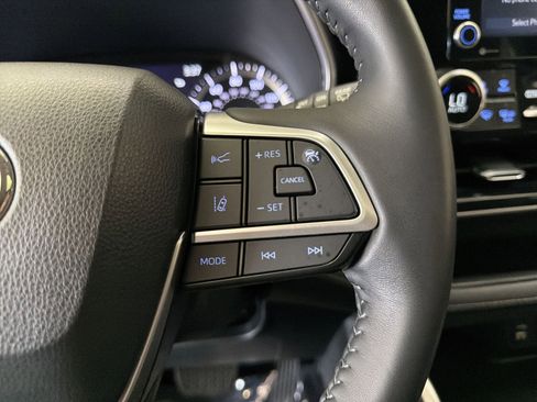 Used 2022 Toyota Highlander XLE AWD/4WD image 37