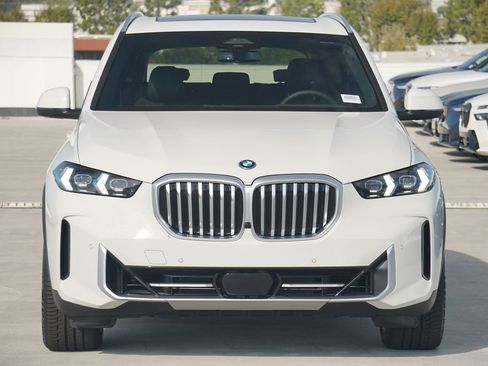 Used 2026 BMW X5 xDrive50e w/ Premium Package AWD/4WD image 2