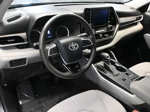 Used 2020 Toyota Highlander L FWD image 8