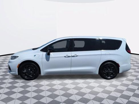 Used 2024 Chrysler Pacifica Limited FWD image 2