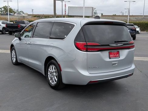 Used 2023 Chrysler Pacifica Touring-L FWD image 12