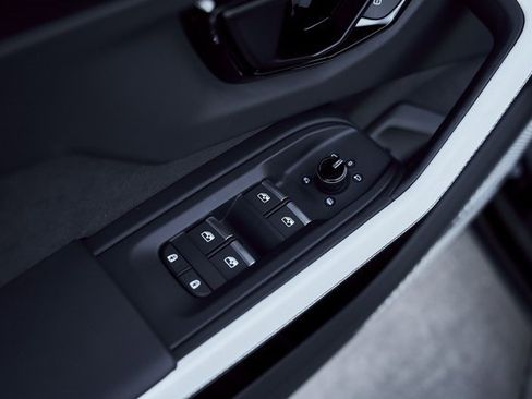 Used 2025 Lamborghini Urus SE image 32