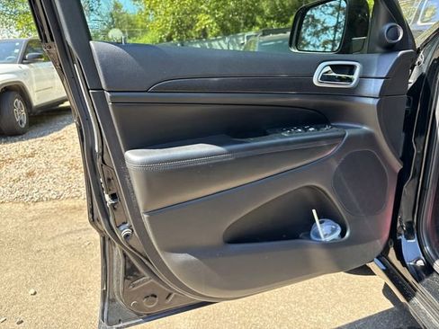 Used 2018 Jeep Grand Cherokee Altitude RWD image 15