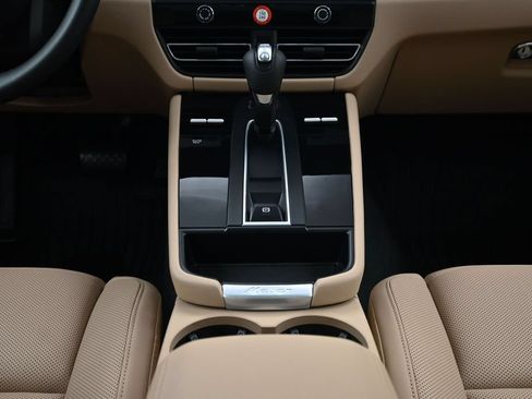 Used 2026 Porsche Macan AWD/4WD image 9
