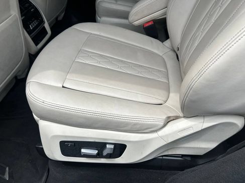 Used 2022 BMW X7 xDrive40i w/ M Sport Package AWD/4WD image 38