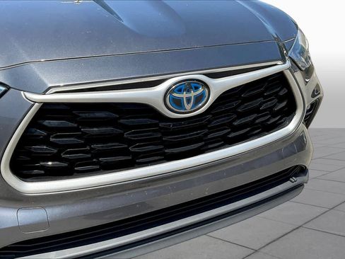 Used 2023 Toyota Highlander LE FWD image 29