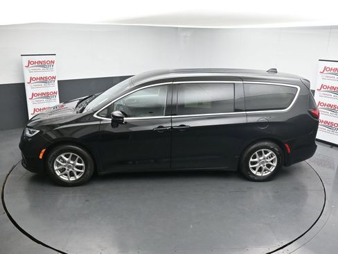 Used 2024 Chrysler Pacifica Touring-L FWD image 30