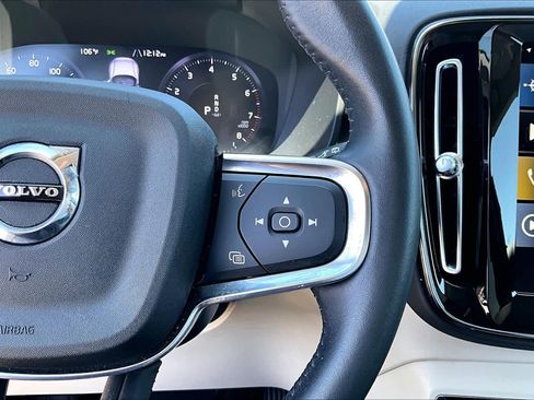 Used 2021 Volvo XC40 T4 Momentum FWD image 25