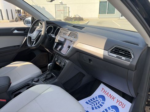 Used 2021 Volkswagen Tiguan SE image 36