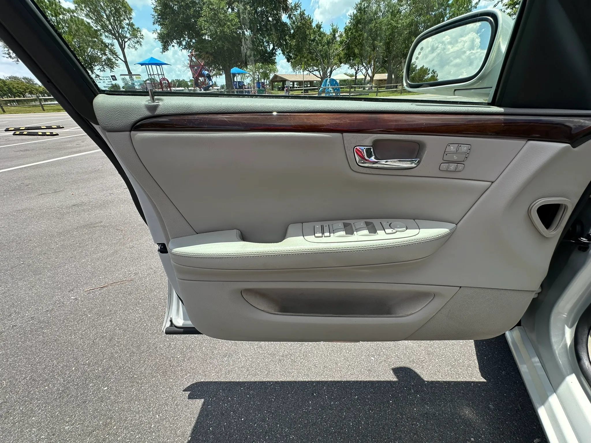 Used 2010 Cadillac DTS Luxury FWD image 33