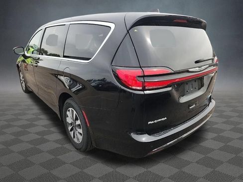 Used 2024 Chrysler Pacifica Limited FWD image 3