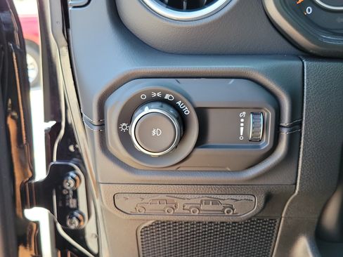 Used 2026 Jeep Wrangler Unlimited Sahara AWD/4WD image 26