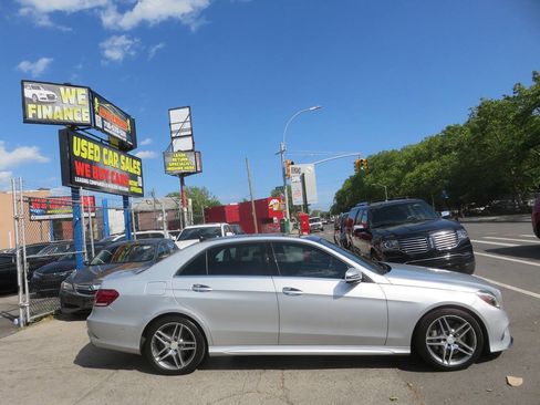 Used 2014 Mercedes-Benz E 550 4MATIC Sedan image 9