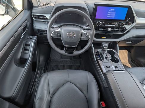 Used 2024 Toyota Highlander Platinum FWD image 3