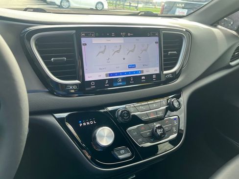 Used 2025 Chrysler Pacifica Select image 21