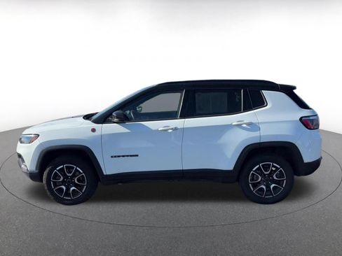 Used 2025 Jeep Compass Trailhawk w/ Trailer Tow Group AWD/4WD image 9