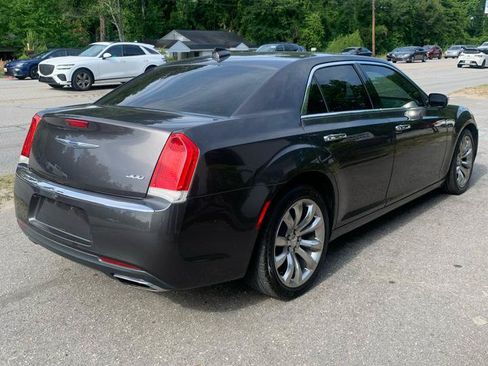 Used 2018 Chrysler 300 Limited RWD image 4