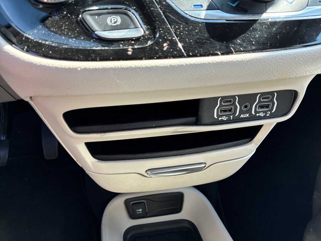 Used 2023 Chrysler Pacifica Touring-L FWD image 30