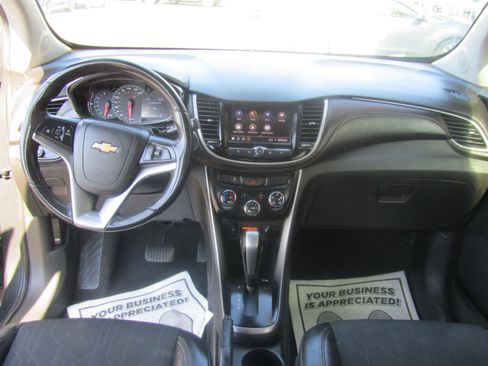 Used 2020 Chevrolet Trax LT w/ LT Convenience Package AWD/4WD image 22